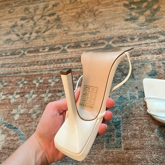 Beautiful strappy Sandal - Picture 4 of 10